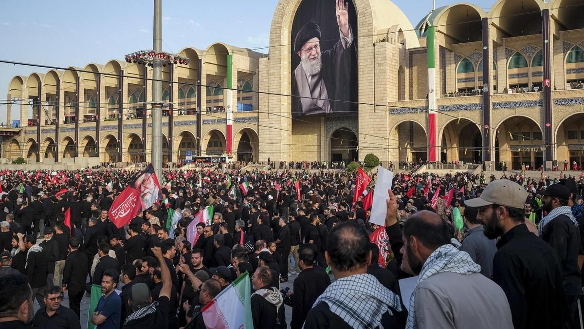 Multitudes se congregan en Teherán al comenzar el funeral de seis días por el ayatolá Jamenei