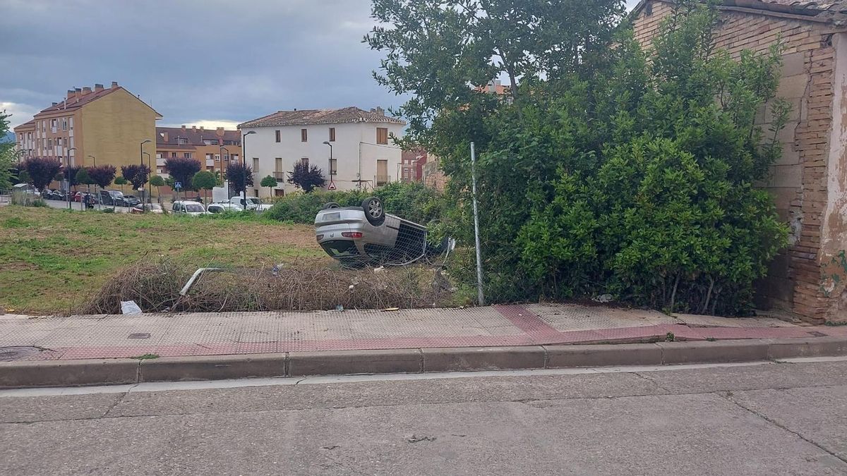 Coche volcado en Villamediana de Iregua