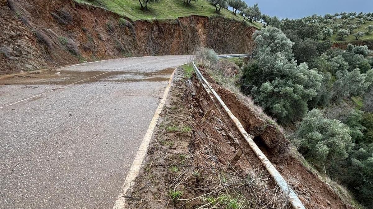Carretera de Obejo a El Vacar tras sufrir un desprendimiento.