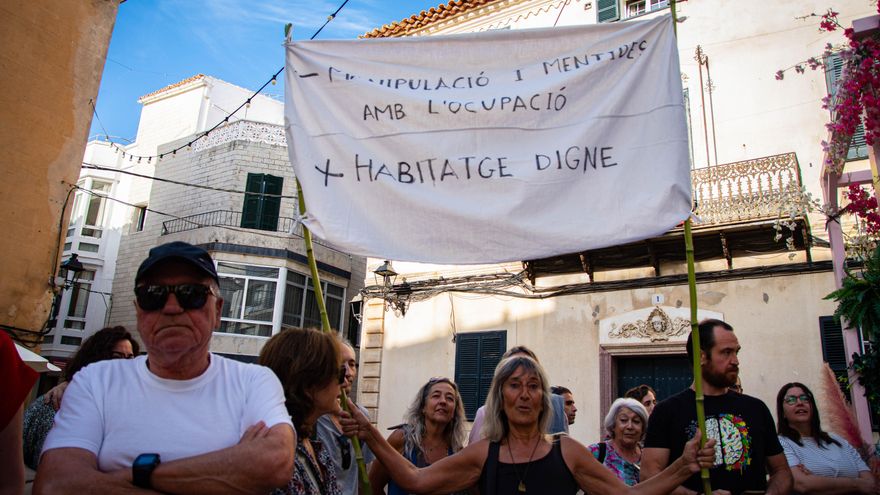 Protesta en Menorca para denunciar que la isla "no se vende" al turismo: "Vivo para pagar el alquiler"