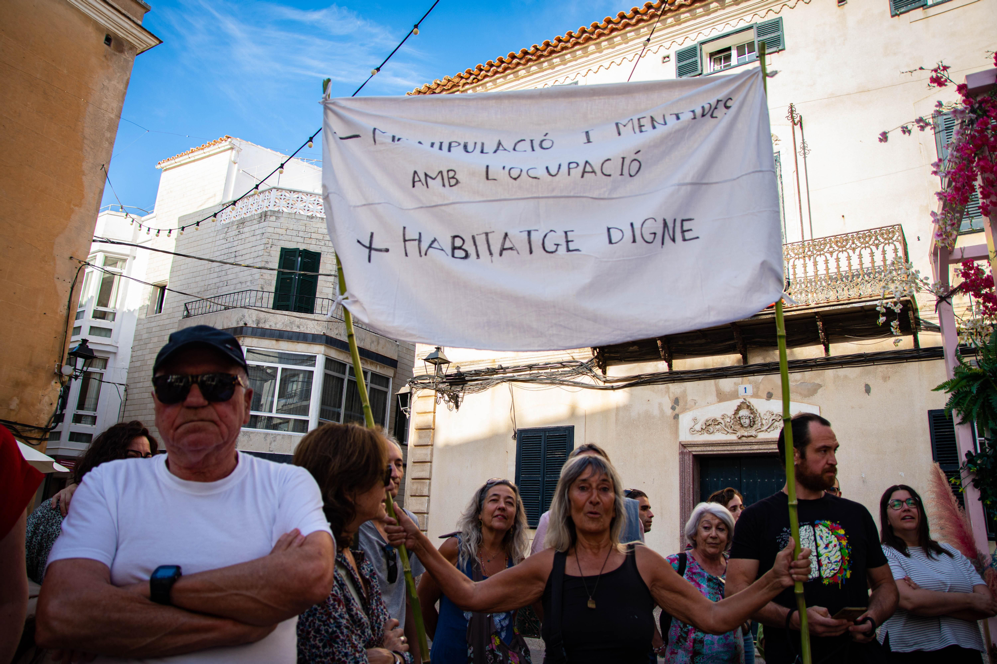 Una pancarta a favor de la vivienda en una manifestación contra la turistización de Menorca