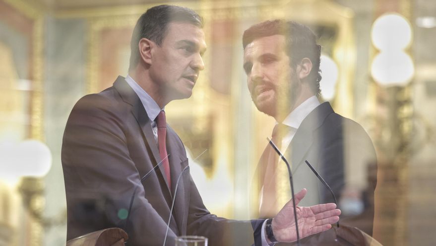 Montaje del líder del PP, Pablo Casado (d), y el presidente del Gobierno, Pedro Sánchez, en una sesión de control al Gobierno en el Congreso de los Diputados, a 30 de junio de 2021, en Madrid, (España).