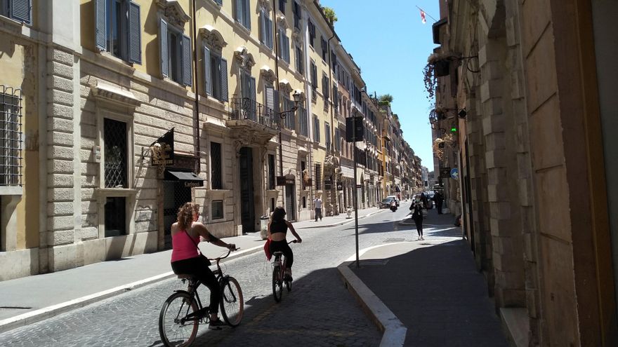 Dos mujeres en bicicleta en Roma.