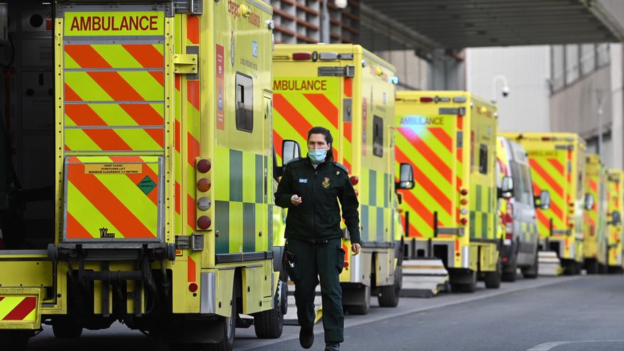 Una ambulancia a las afueras de un hospital en Londres, en una imagen de archivo. EFE/EPA/ANDY RAIN