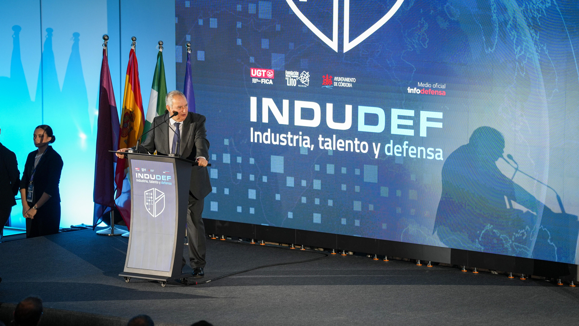 El ministro de Industria y Turismo, Jordi Hereu, y el alcalde de Córdoba, José María Bellido, durante la apertura del Foro Internacional de Defensa Indudef