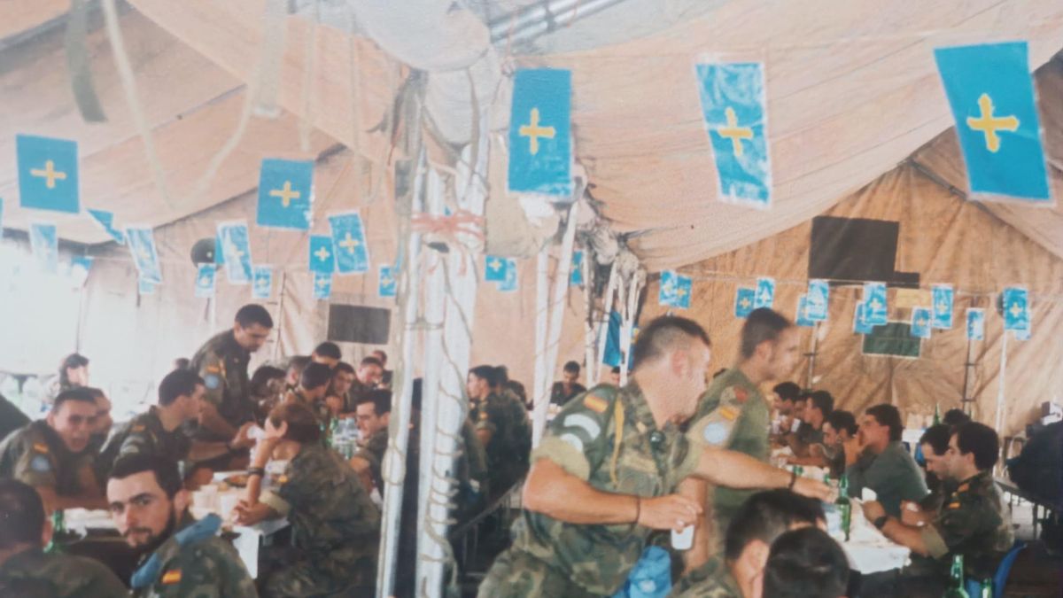 Celebración en Bosnia de un almuerzo típico asturiano en el Día de Asturias, el 8 de septiembre de 1995.