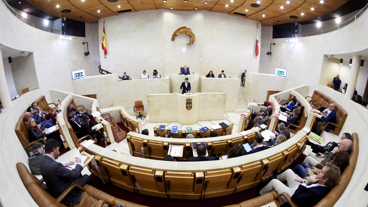Vista general de la sesión plenaria en el Parlamento de Cantabria. Archivo