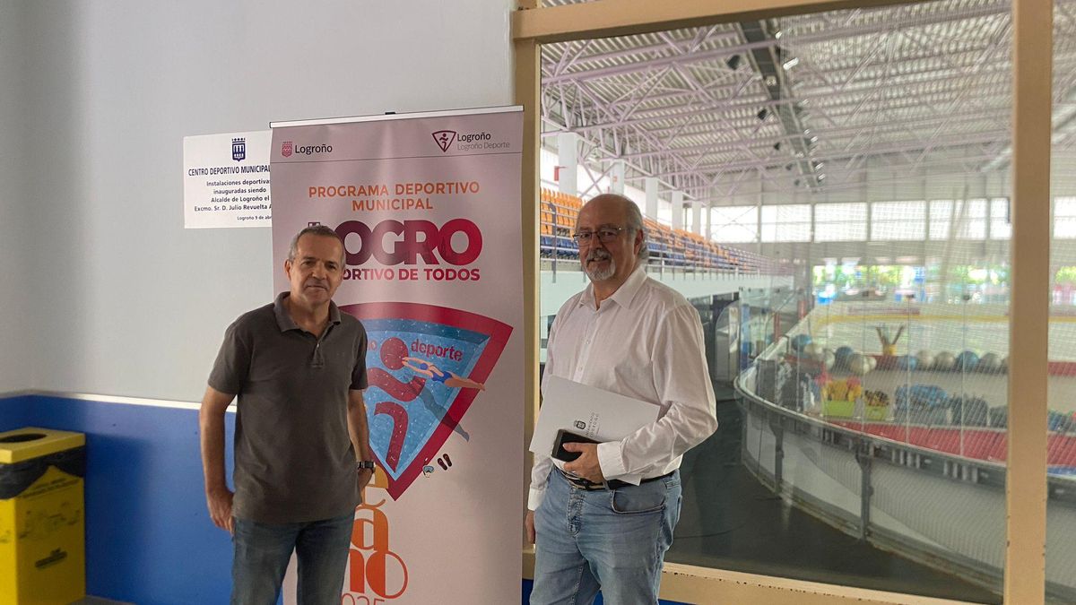Jesús López y Javier San Martín en el interior del polideportivo Lobete