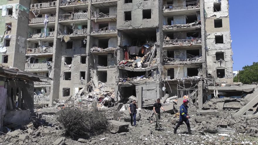 Foto de archivo de los restos de un bombardeo ruso en áreas civiles de Ucrania. EFE/EPA/STRINGER