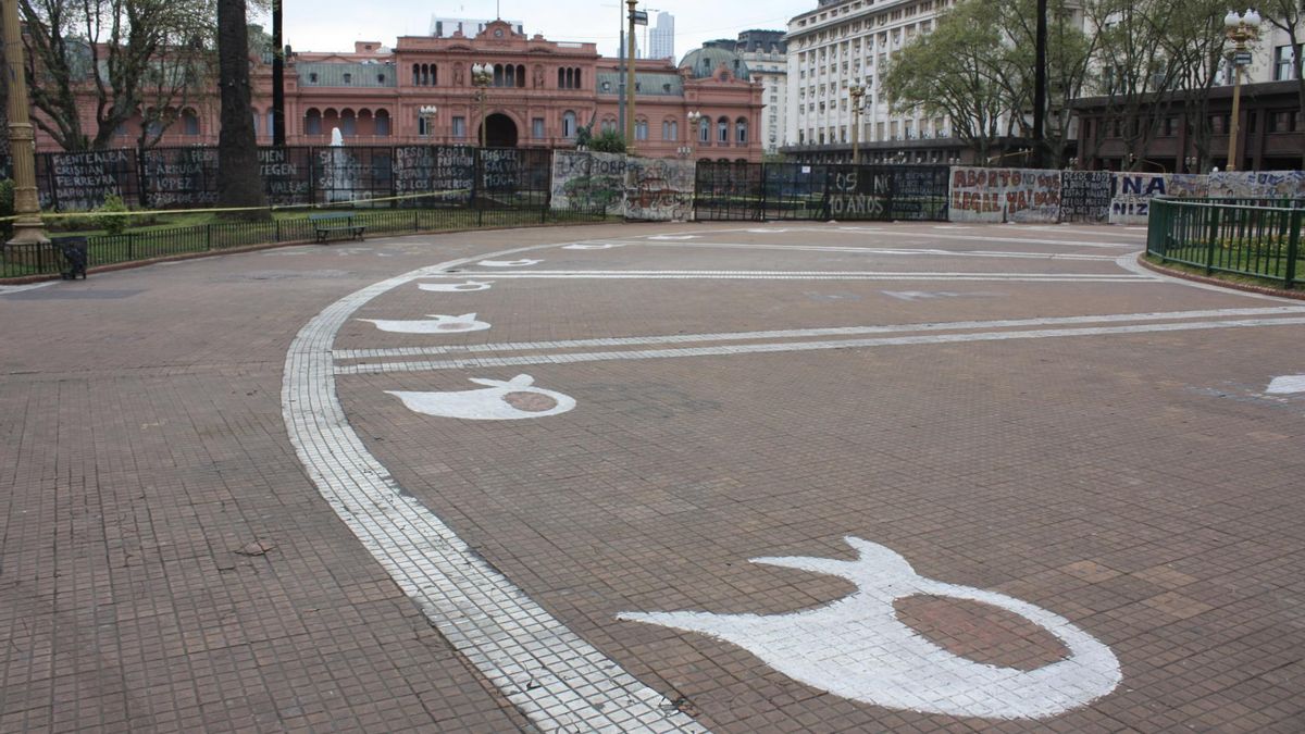 "Si dejamos la plaza, perdimos la guerra": un acto negacionista escala a Bullrich y hay tensión por una marcha de la izquierda