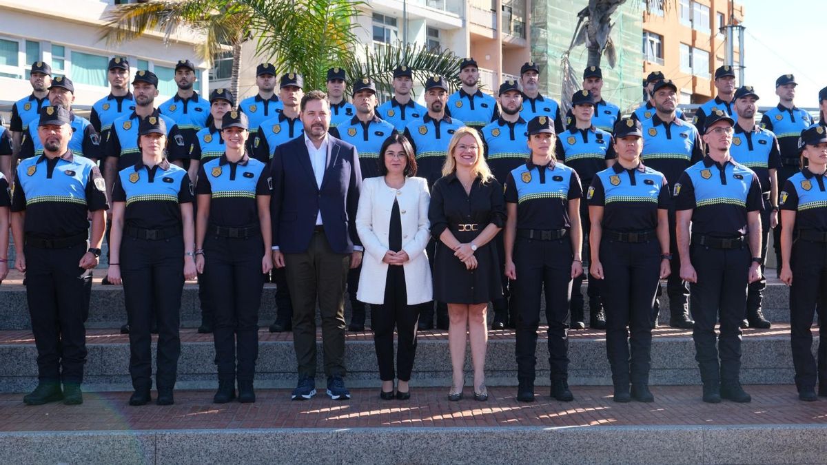 La alcaldesa, Carolina Darias  el concejal de Seguridad, Josué Íñiguez  y la concejala de Recursos Humanos, Esther Martín, en la bienvenida de 45 agentes de Policía Local.