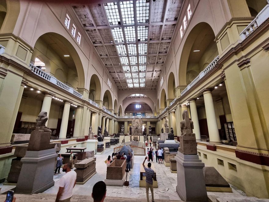 Salas del Museo Egipcio de El Cairo. Esta vieja dama del siglo XIX es un museo en sí mismo. Una cápsula de los años dorados de la egiptología.