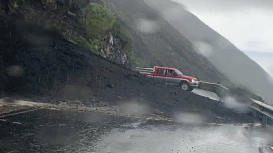 Material arrastado hasta la carretera de la Costa de Fuencaliente por una escorrentía.