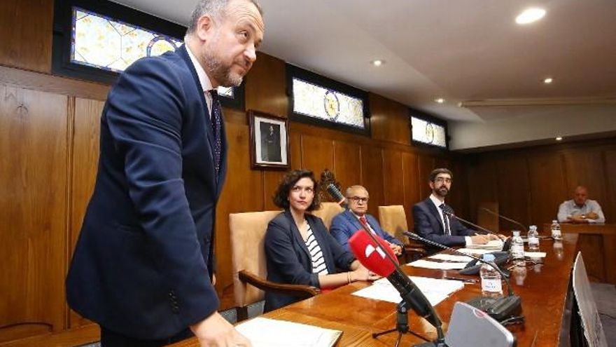 El presidente del Consejo Comarcal del Bierzo, Gerardo Álvarez Courel (I), durante el pleno de constitución de la institución. / César Sánchez / ICAL
