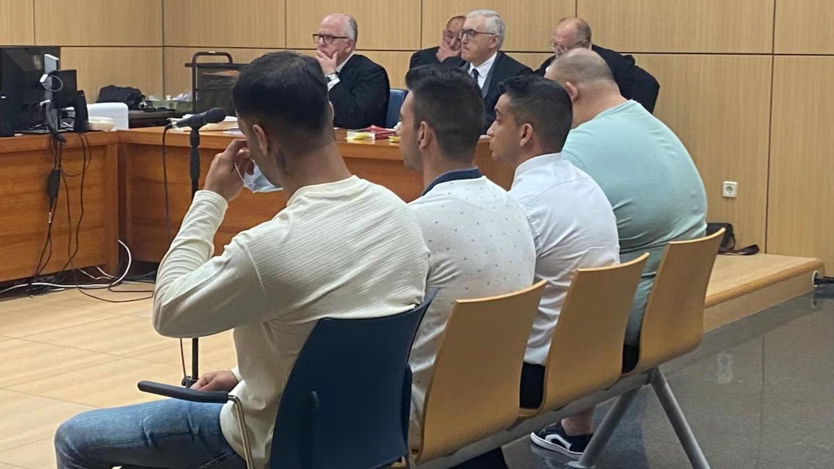 Los cuatro acusados de la 'manada' de la Vall d'Albaida durante una sesión del juicio en la Audiencia Provincial de Valencia.