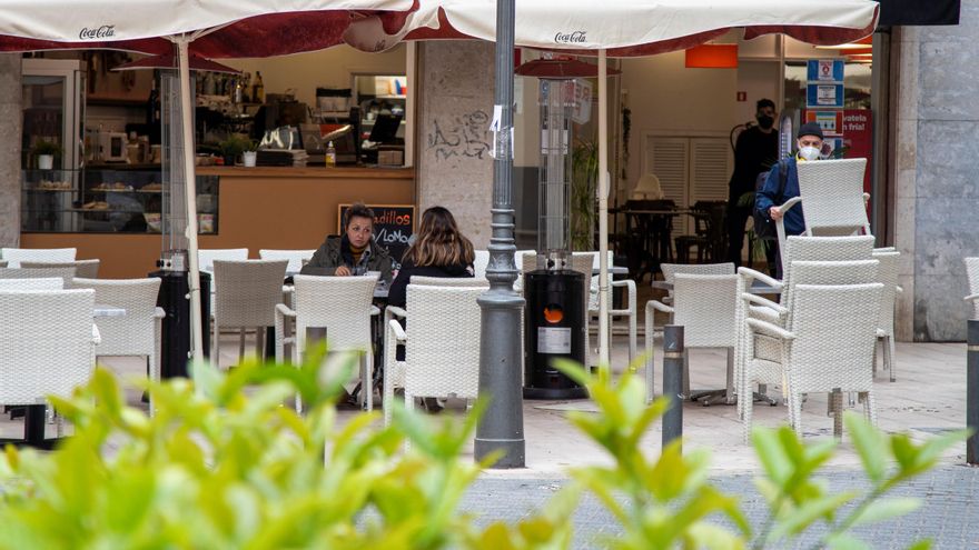 Vista de la terrazas de un bar en Palma de Mallorca. EFE/Ezequiel Ivan Espinar Riutort/Archivo