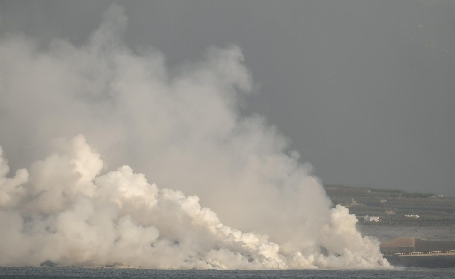 Nube de gases formada al entrar en contacto el agua y la lava en la costa de Tazacorte