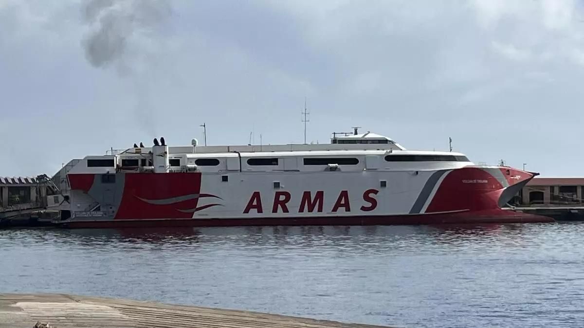 magen de archivo del fast ferry Volcán de Tirajana de la naviera Armas Trasmediterránea, en el Puerto de Santa Cruz de La Palma,