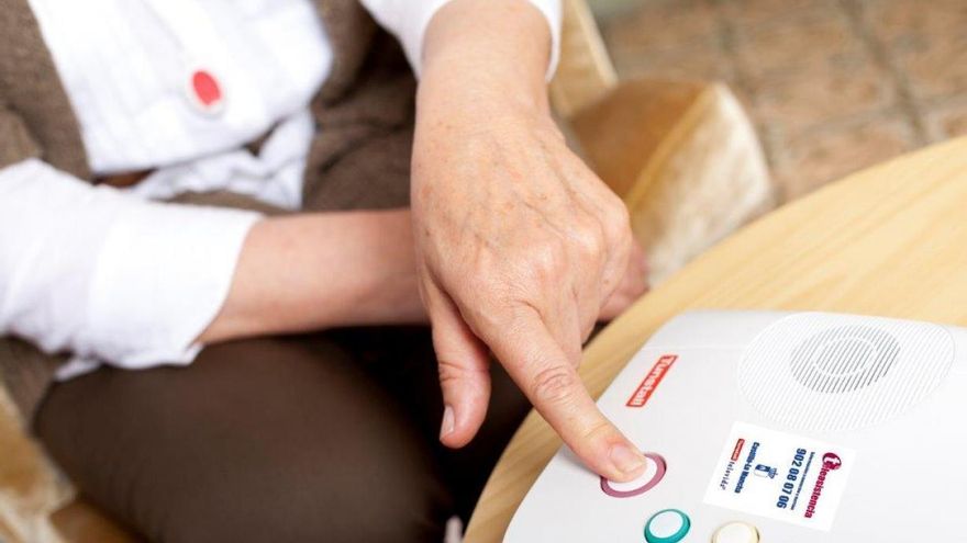 Queda mucho para que sea posible cuidar en casa: la ayuda a domicilio para los más dependientes solo cubre dos horas al día