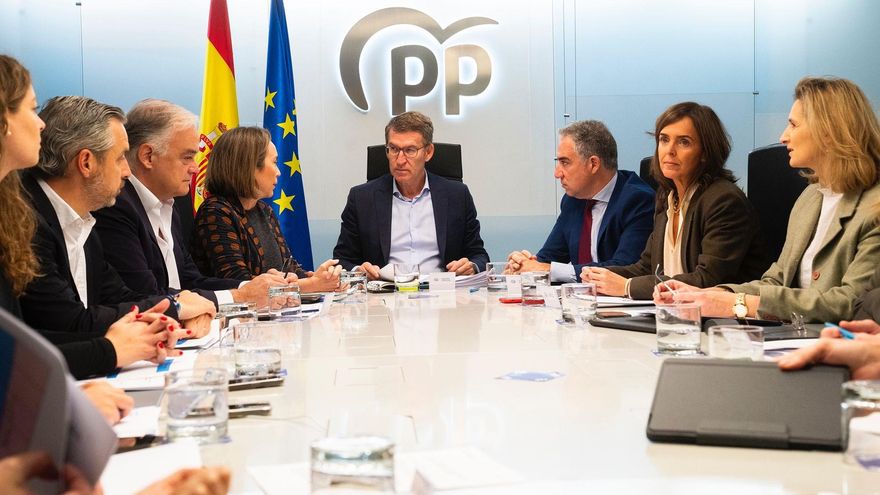 El PP dice que no le "gusta" el apaleo a un muñeco de Pedro Sánchez en Ferraz pero ataca al PSOE