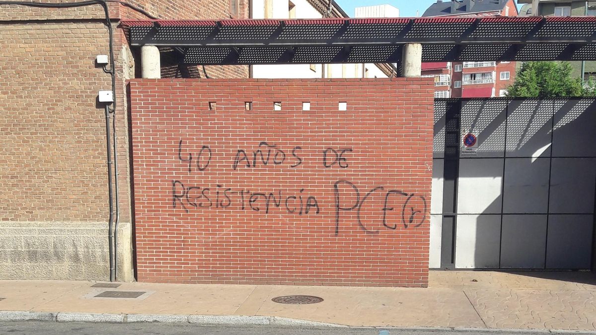 Pintada de apoyo al PCE(r) en León capital en el año 2016.
