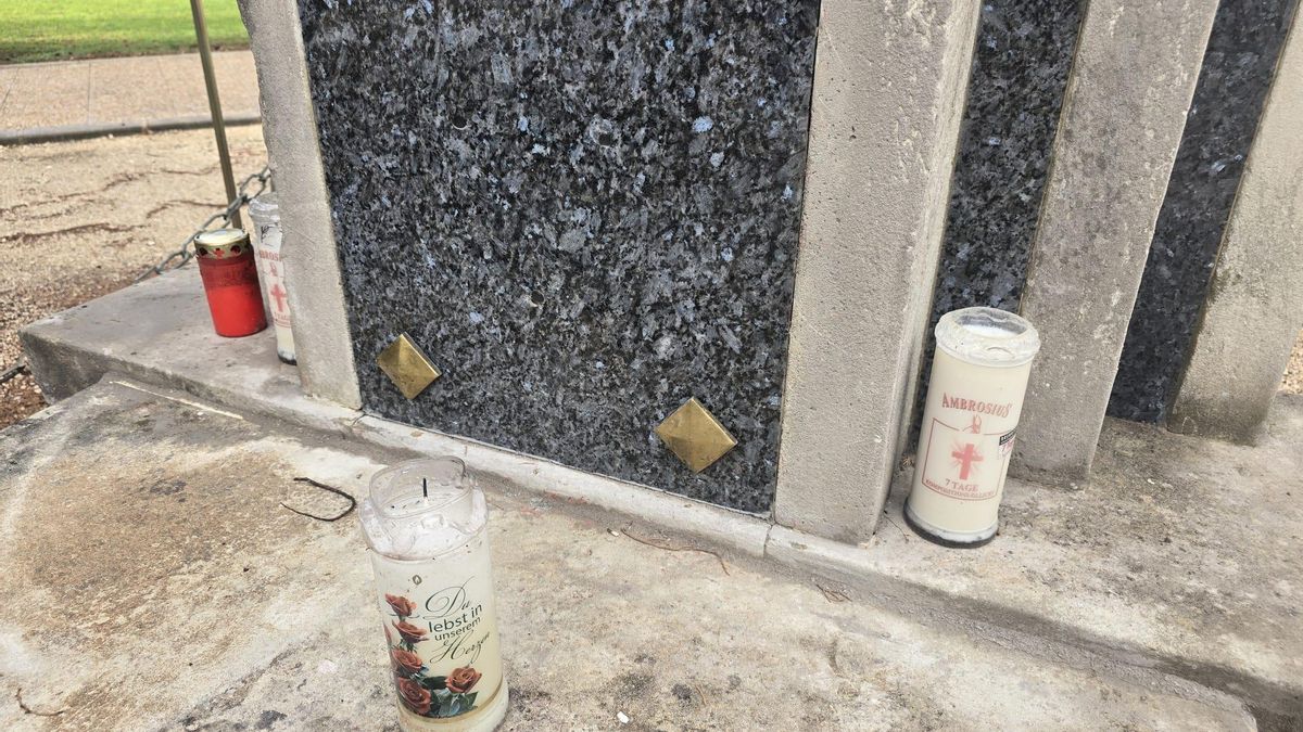 Velas en el mausoleo que homenajea a Luburic, que adoptó el nombre de Vicent Pérez García en Carcaixent.