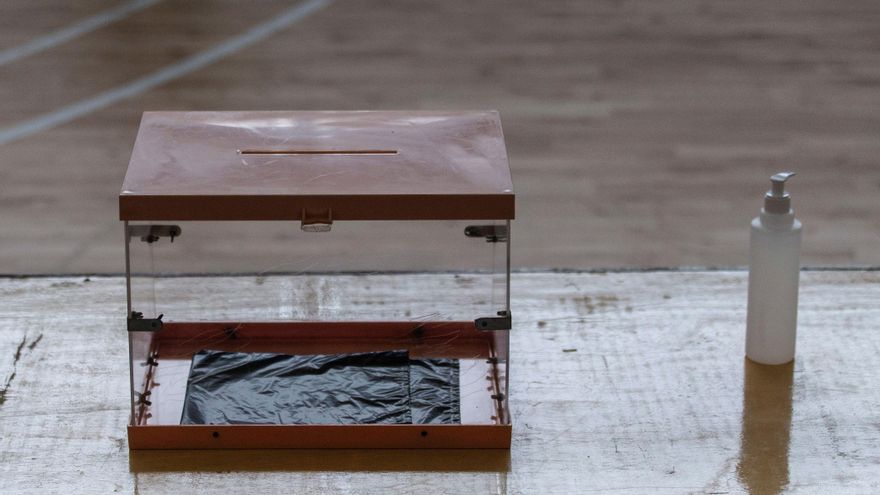 Cataluña acude a votar con la vista puesta en la participación. EFE/ Enric Fontcuberta