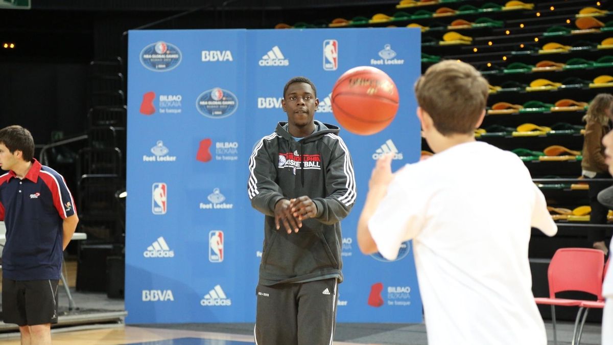 El jugador de la NBA Jrue Holiday imparte un clinic con 40 niños y niñas para promocionar el partido de octubre en BEC