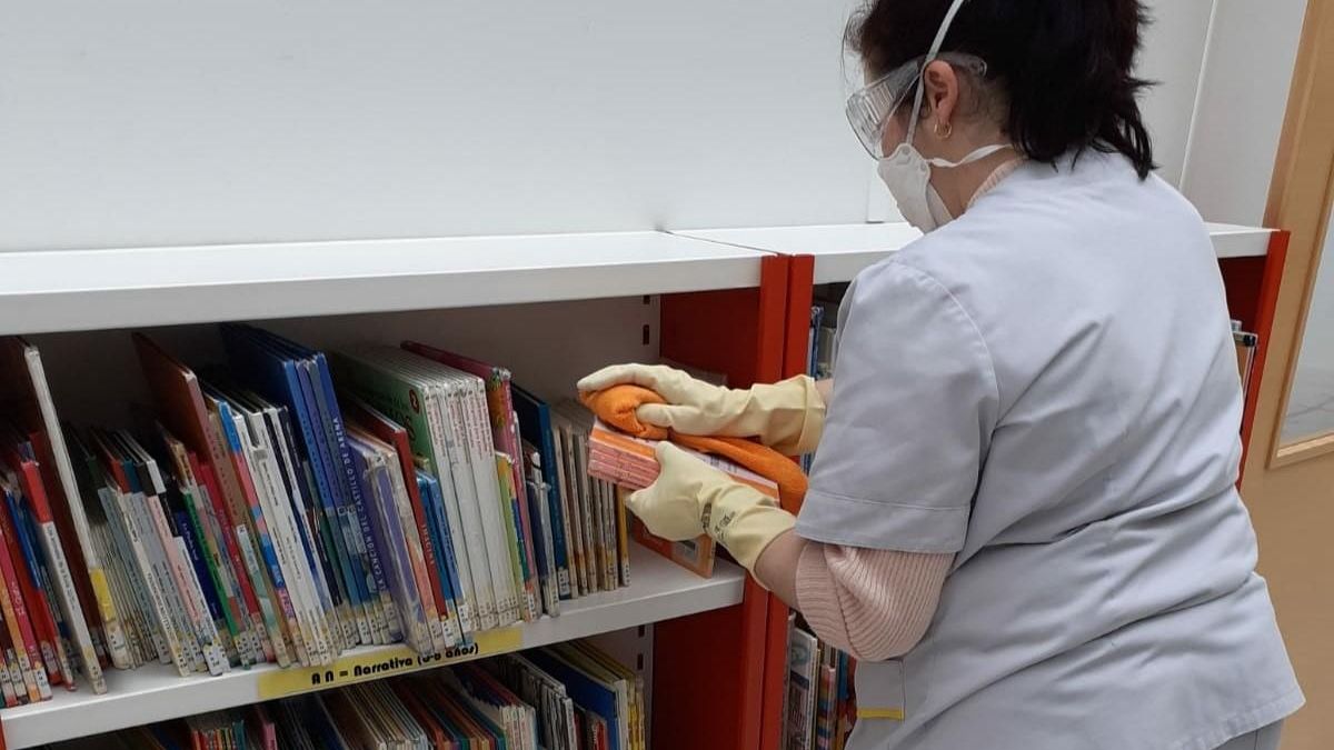 Valdepeñas desinfecta hasta los libros en las labores de limpieza de colegios y centros públicos