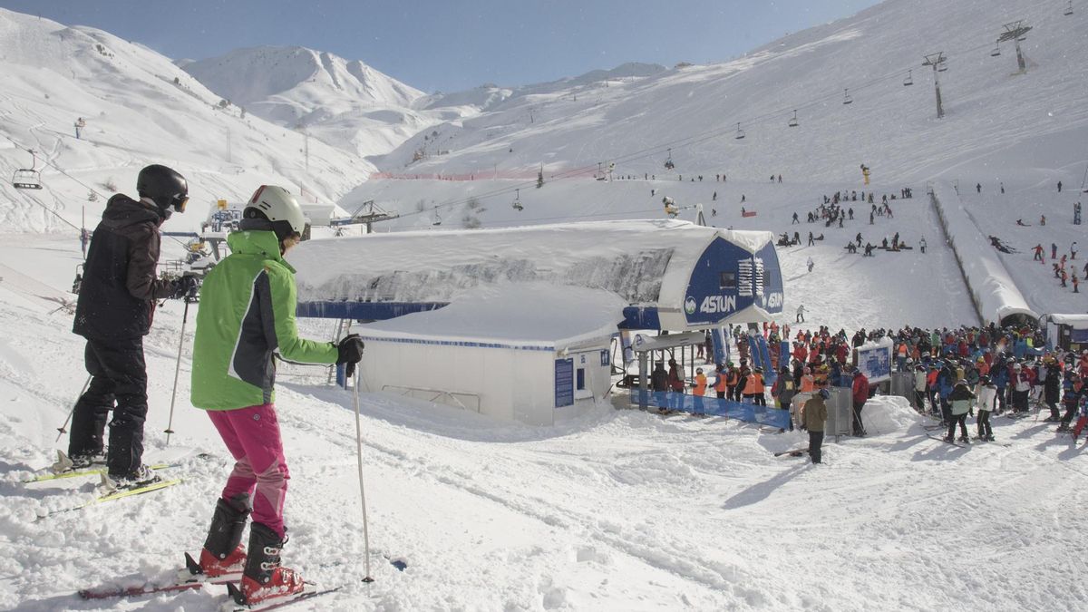 Al menos nueve heridos muy graves tras caer un telesilla en la estación de Astún