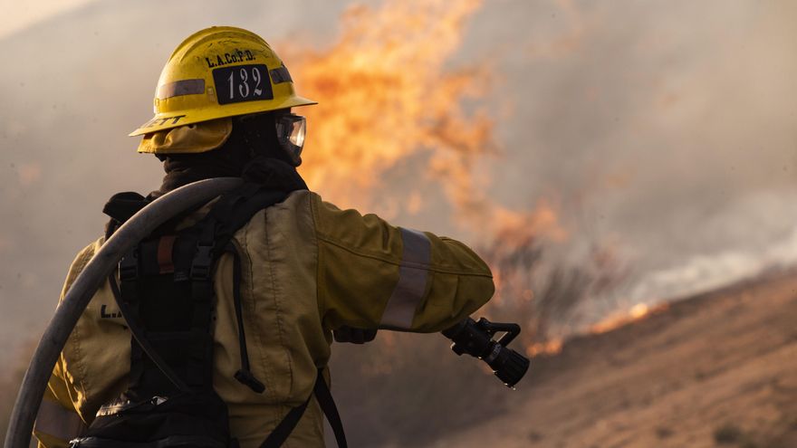 Casi 3.000 bomberos batallan el incendio más grande del año en California