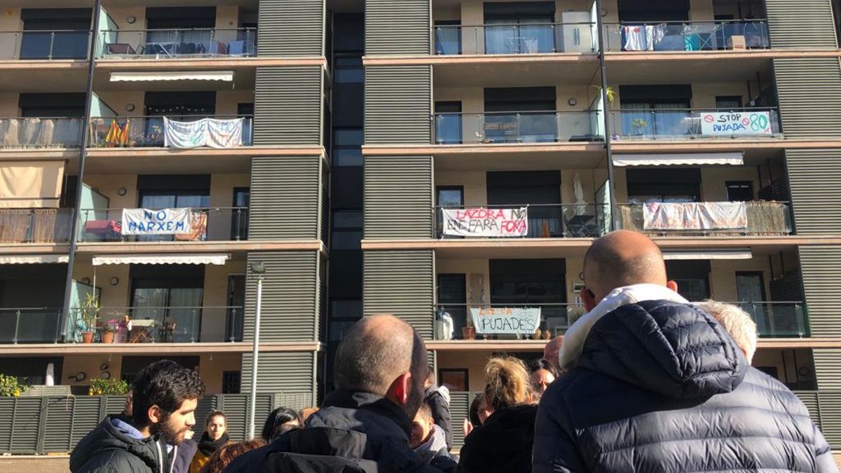 Concentración de vecinos frente al edificio propiedad de Lazora en Badalona