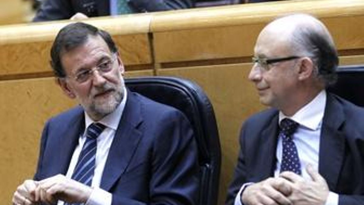 Mariano Rajoy y Cristóbal Montoro en un Pleno del Senado