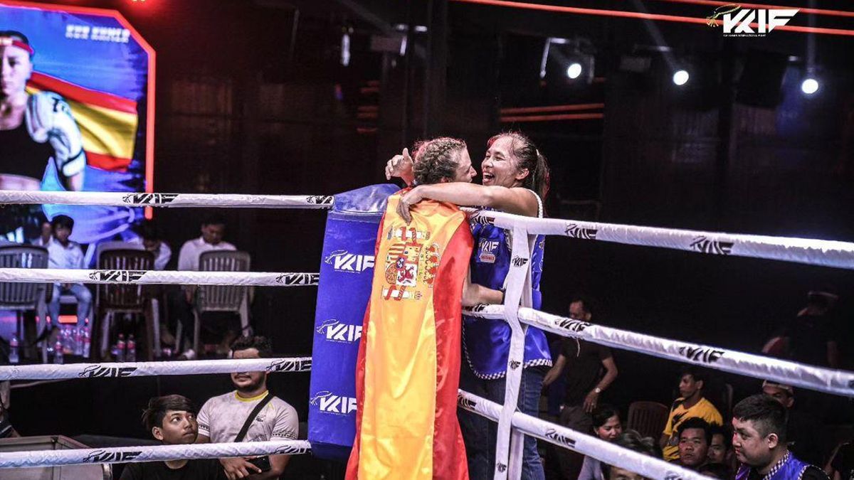 Julia celebra una victòria amb la seva entrenadora Supannee 'Mam' Changpradit després d'una àrdua baralla a cinc rondes.