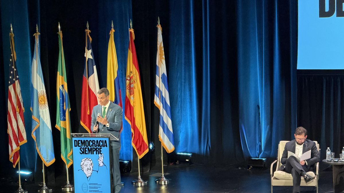 Pedro Sánchez y Gabriel Boric en el homenaje a Mujica el 24 de septiembre de 2025 en Nueva York.