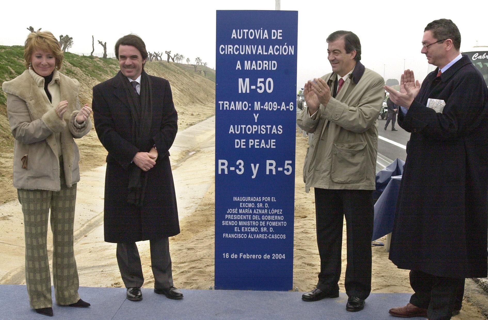Madrid, 16-02-04.- El presidente del Gobierno, José María Aznar (2i), junto a la presidenta de la Comunidad de Madrid, Esperanza Aguirre (i), el ministro de Fomento, Francisco Alvarez Cascos (2d), y el alcalde de Madrid, Alberto Ruiz-Gallardón (d), durante el acto de inauguración hoy de las nuevas autopistas radiales de peaje, R-3 (Madrid-Arganda del Rey), R-5 (Madrid-Navalcarnero) y el tramo oeste de la M-50 comprendido entre la A-5 y el enlace de Majadahonda, cuyas obras han tenido un coste total de 852 millones de euros y han sido realizadas por la empresa concesionaria "Accesos de Madrid". EFE/Manuel H. de León