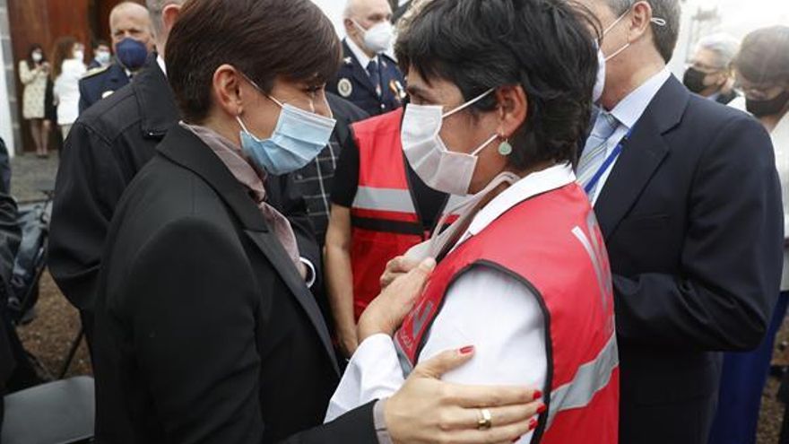 La portavoz del Gobierno, Isabel Rodríguez, saluda a Carmen López, portavoz del Instituto Geológico Nacional. (EFE/Juan Carlos Hidalgo)