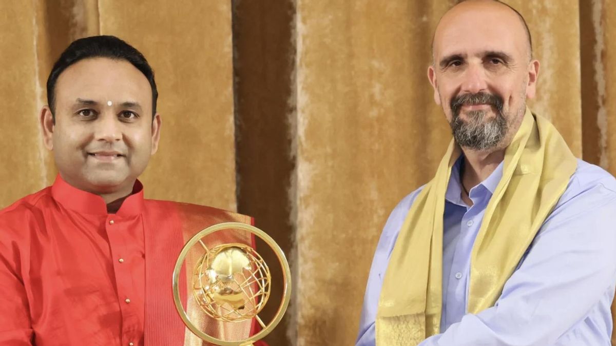 El médico canario Luis Falcón recibe en India un premio por sus contribuciones a la medicina social