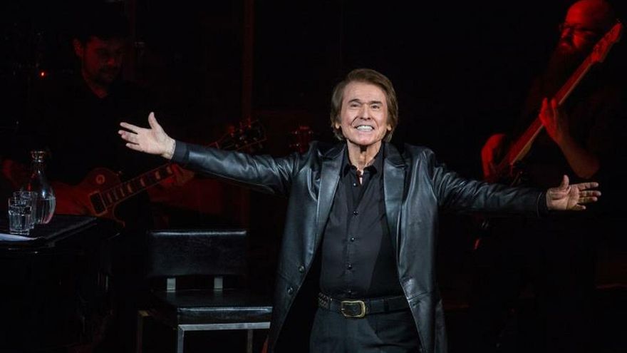 El cantante español Raphael ofrece un concierto.