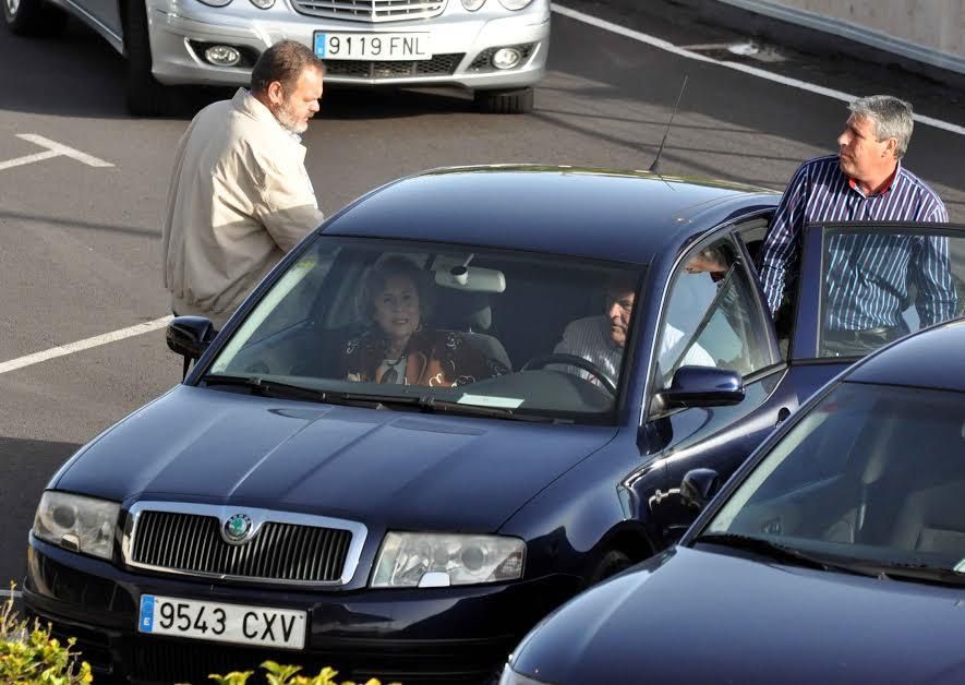 Fernando Bañolas y Juan Francisco Padrón suben al coche oficial del alcalde de La Laguna, en el que ya se encuentra Mari Mar Julios