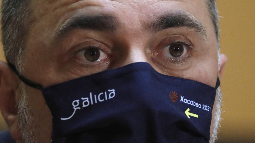 El conselleiro de Sanidad, Julio García Comesaña, informa en rueda de prensa de las nuevas medidas tras el comité clínico, este martes, en Santiago de Compostela. EFE/Lavandeira jr