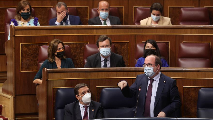 El de Política Territorial y Función Pública, Miquel Iceta, durante la sesión de control al Gobierno celebrada este miércoles en el Congreso. EFE/Rodrigo Jiménez