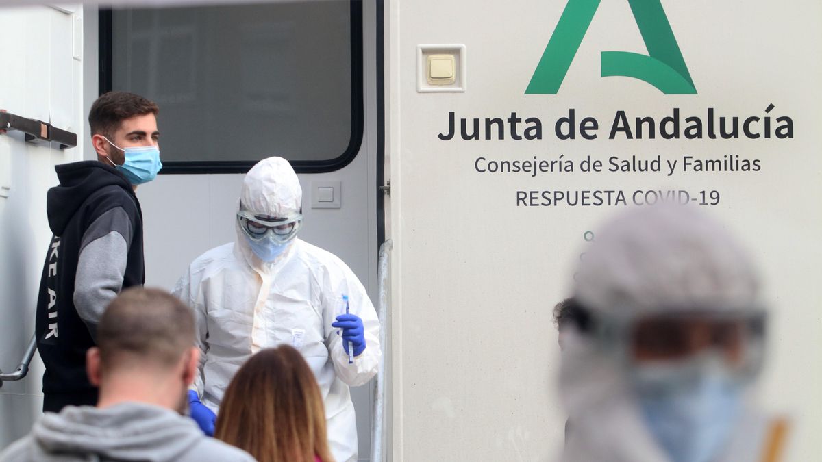 Archivo - Personas citadas por Salud, esperando para hacerse los test rápidos de antígenos PCR, en foto de archivo.