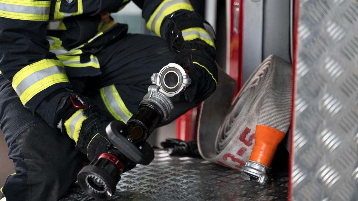 Con un hacha y un bidón de gasolina: un bombero intenta quemarse a lo bonzo en Murcia