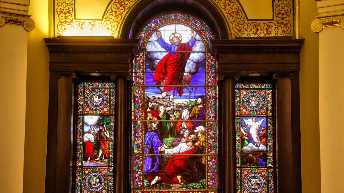 Vidriera en el interior de la Catedral Anglicana de la Santísima Trinidad