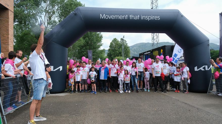 El presidente de Cantabria, Miguel Ángel Revilla, y el consejero de Sanidad, Raúl Pesquera, participan en Los Corrales de Buelna en la 12ª Marcha Solidaria 'Luchamos por la Vida' para recaudar fondos en la lucha contra el cáncer