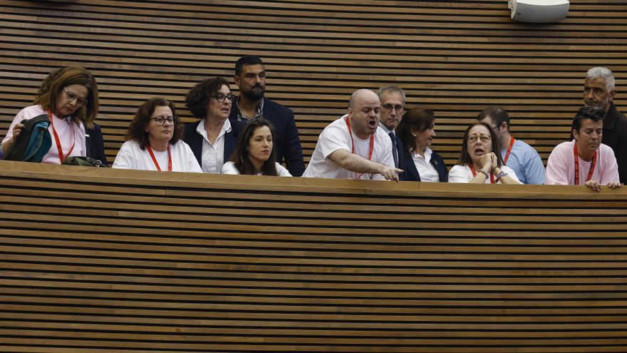 Activistas increpan a los diputados durante una sesión de control en Les Corts
