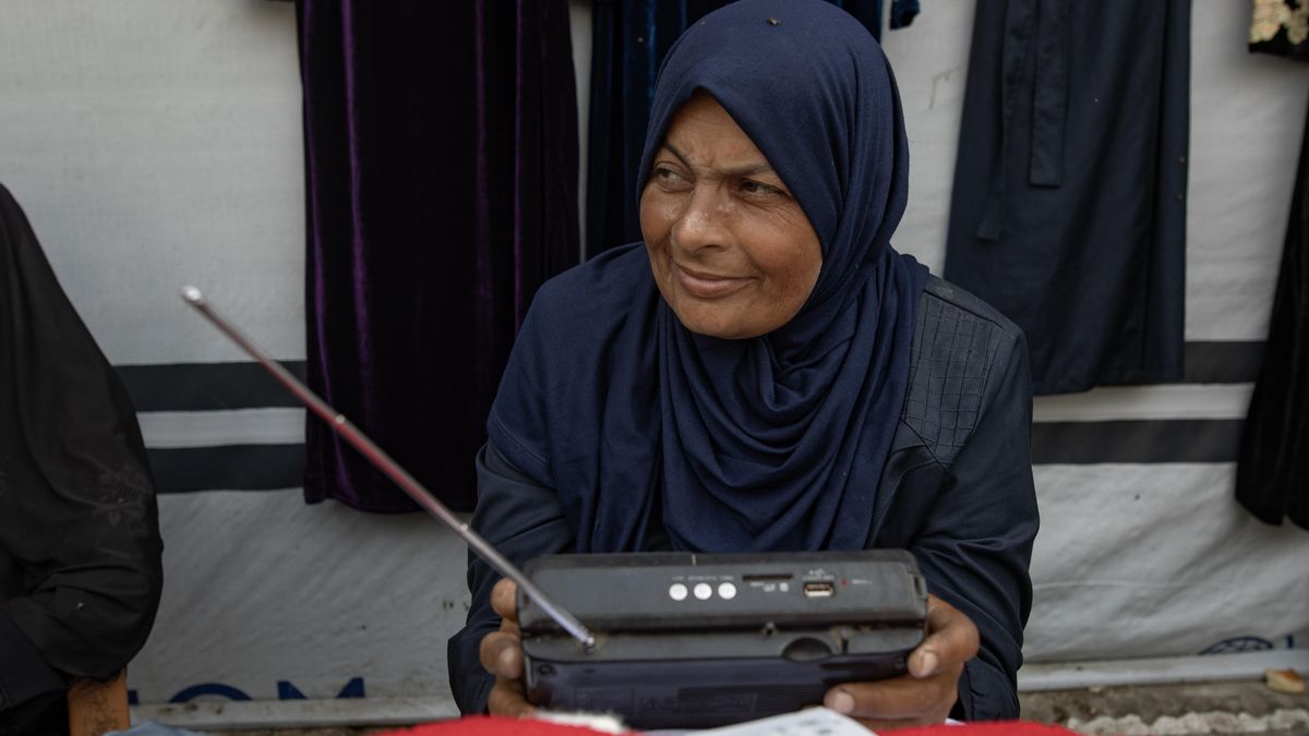 Una mujer espera el anuncio del acuerdo de alto el fuego escuchando la radio en Jan Yunis, al sur de la Franja de Gaza, el 9 de octubre de 2025.