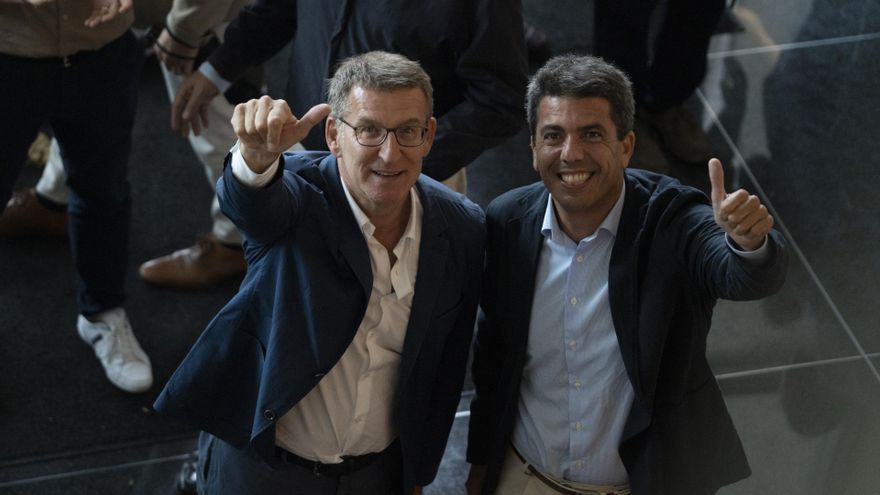 El presidente del Partido Popular, Alberto Núñez Feijóo (i), y el presidente del PP de la Comunitat Valenciana, Carlos Mazón (d), durante la reunión de la Junta Directiva Regional, en el Hotel SH Valencia Palace, a 7 de junio de 2023, en Valencia, Comunid