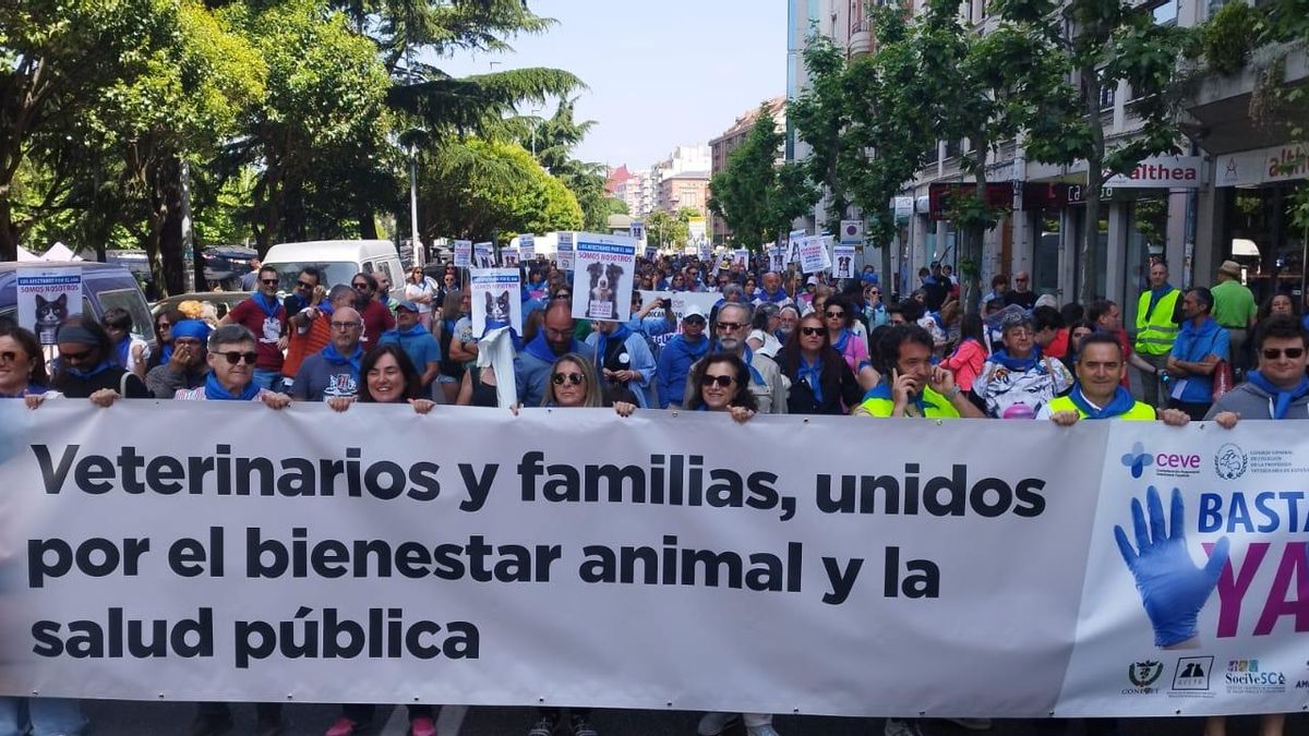 Unas 1.000 personas y 200 mascotas se manifiestan en León contra la normativa de medicamentos veterinarios